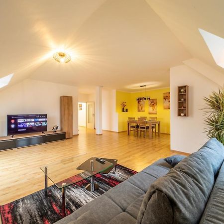 Moderne Dachgeschosswohnung - Parkplatz - Netflix Coburg Buitenkant foto