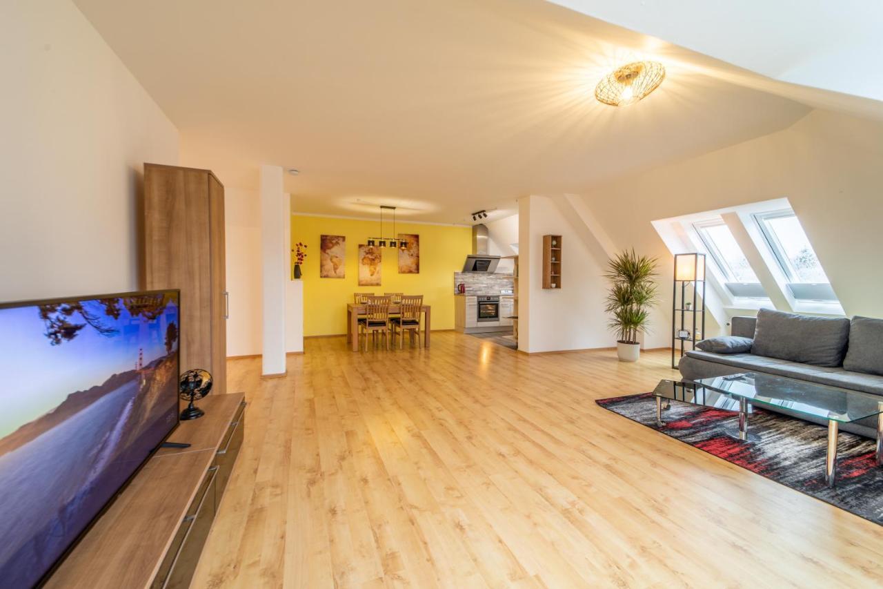 Moderne Dachgeschosswohnung - Parkplatz - Netflix Coburg Buitenkant foto