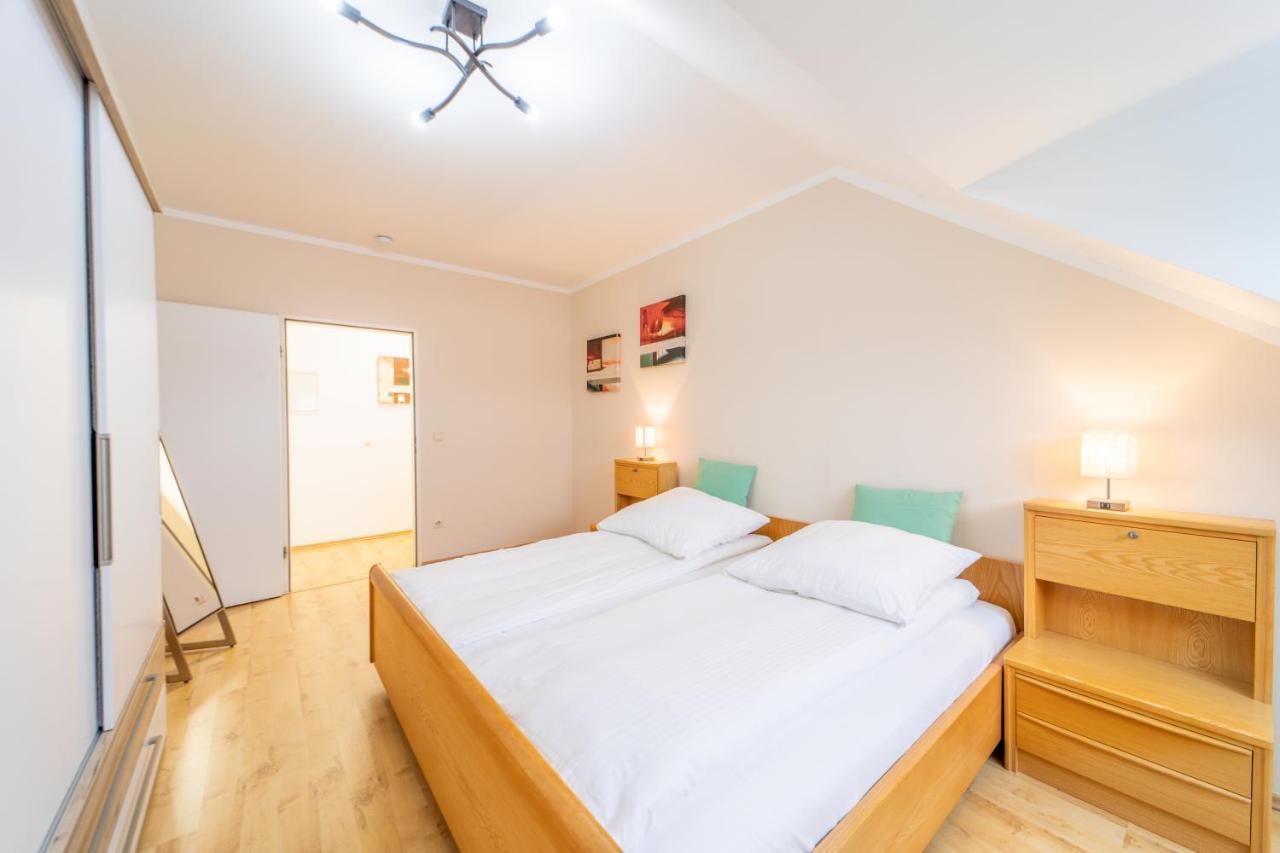 Moderne Dachgeschosswohnung - Parkplatz - Netflix Coburg Buitenkant foto