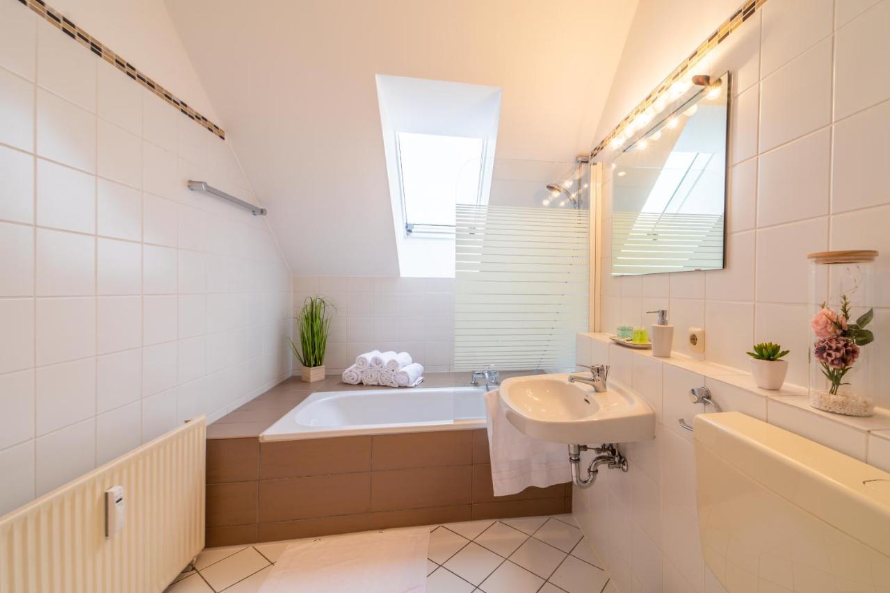 Moderne Dachgeschosswohnung - Parkplatz - Netflix Coburg Buitenkant foto